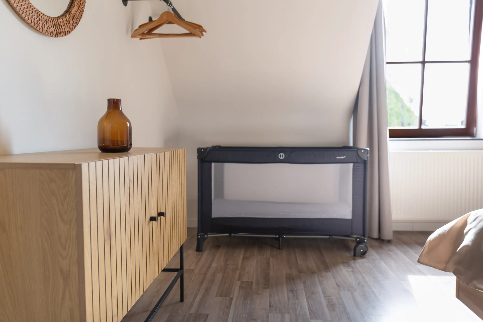 Aufgestelltes Reisebett in einem Schlafzimmer