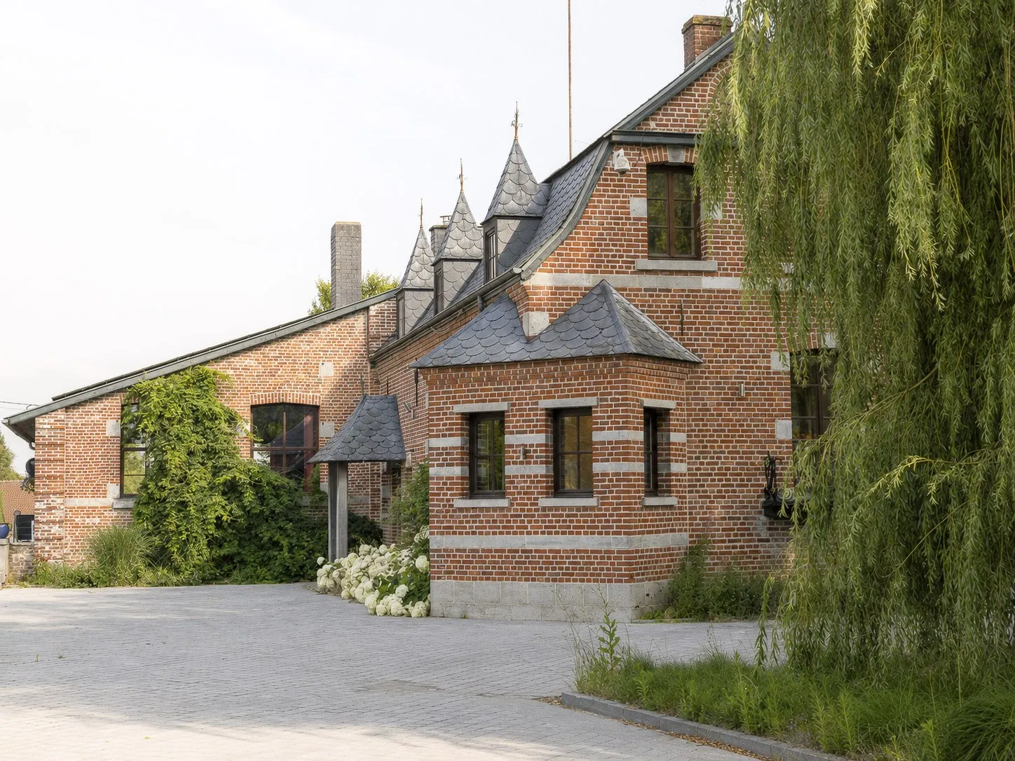 Corps de logis de l’ancienne ferme-château historique à Blicquy