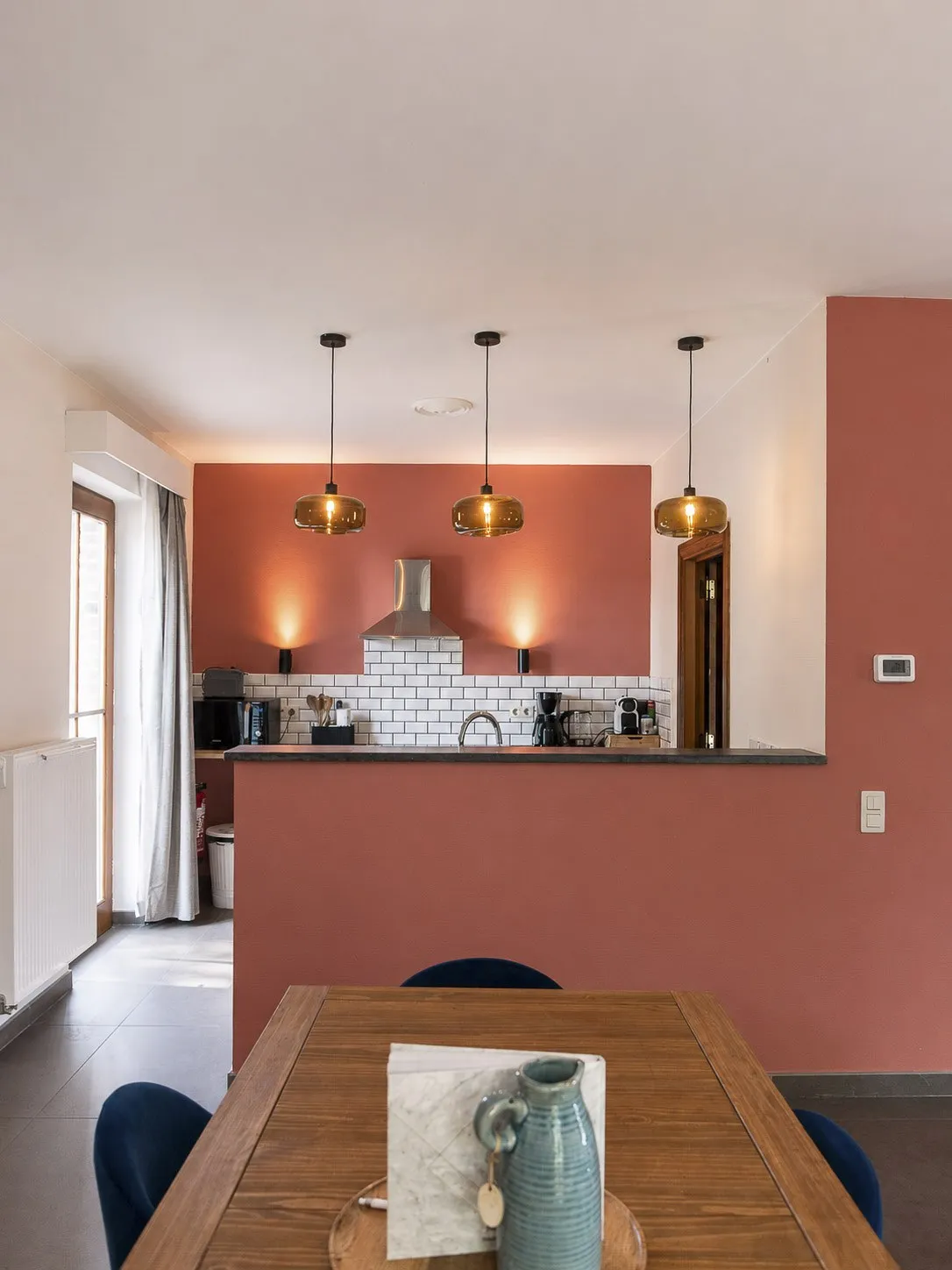 Espace repas vu vers la cuisine