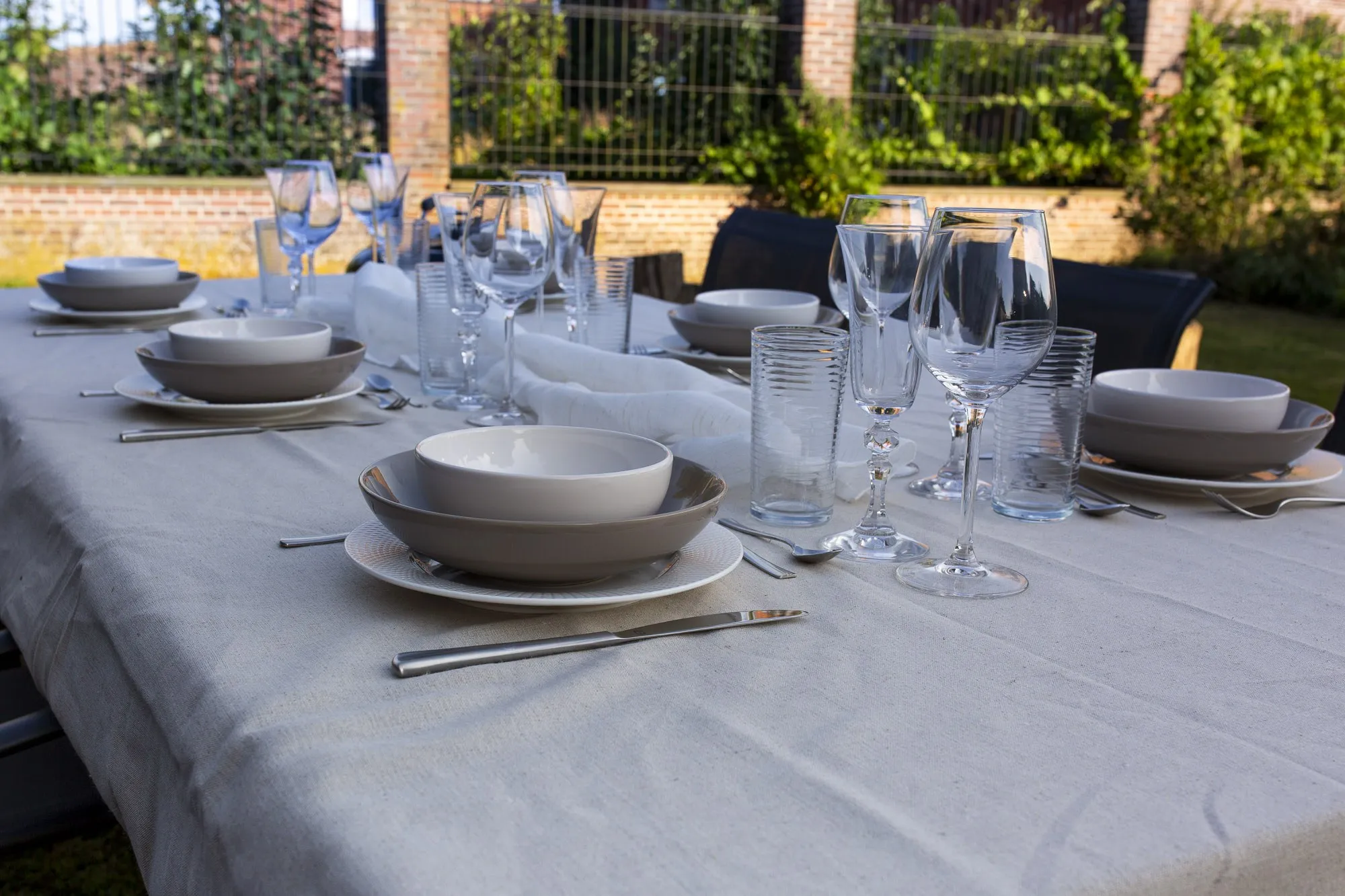Gedeckter Tisch im Garten